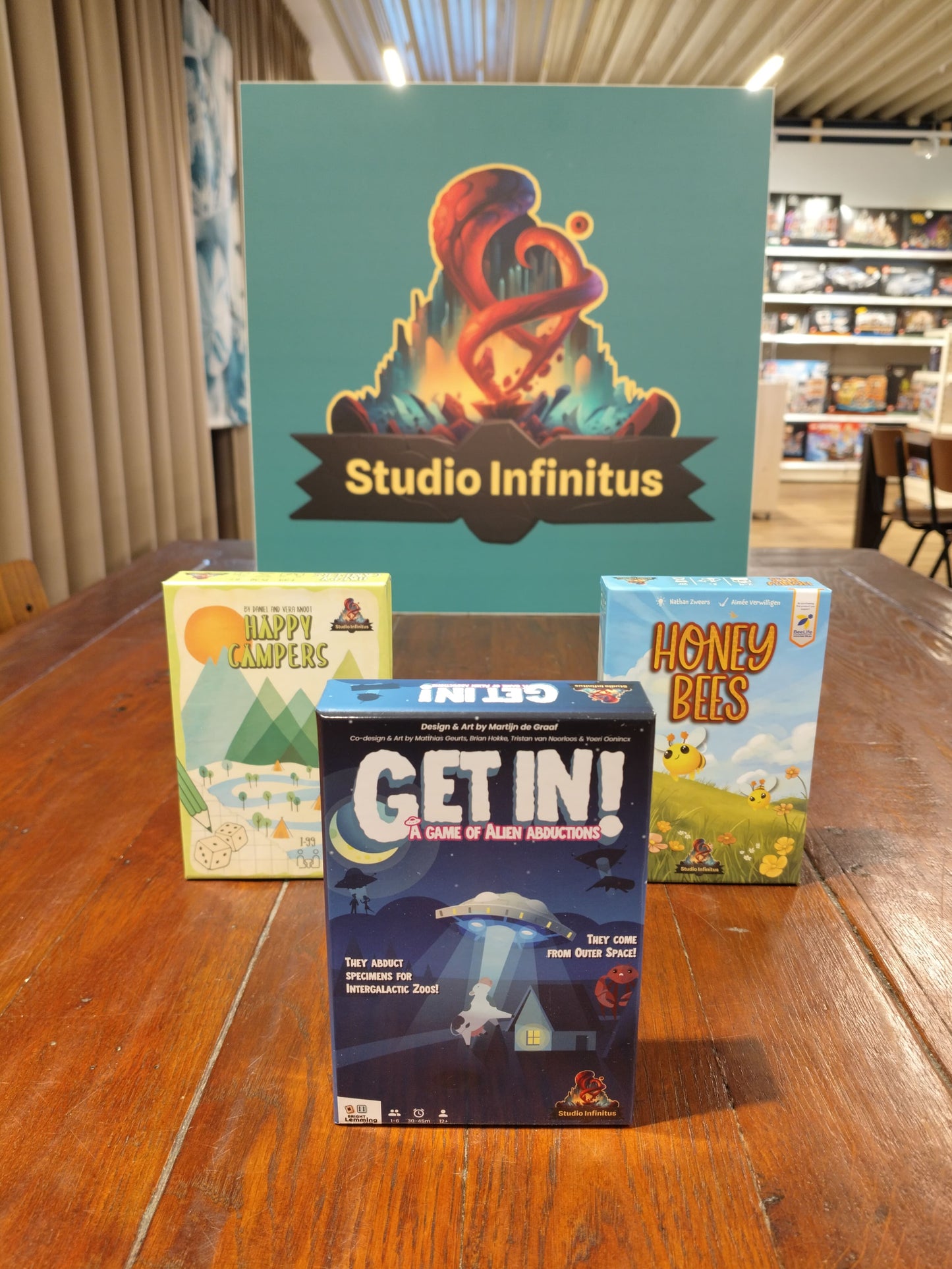 Get In! bordspel van Studio Infinitus – alien dobbelspel met UFO’s en abducties